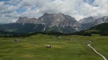 İtalya 'nın Trentino-Alto-Adige bölgesindeki Alta Badia yakınlarındaki Dolomitlerin hava manzarası. Yaz mevsimi.