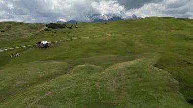 İtalya 'nın Trentino-Alto-Adige bölgesindeki Alta Badia yakınlarındaki Dolomitlerin hava manzarası. Yaz mevsimi.