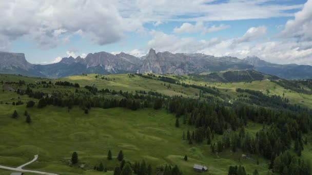 意大利Trentino Alto Adige地区Alta Badia附近的Dolomites阿尔卑斯山的空中景观 — 图库视频影像