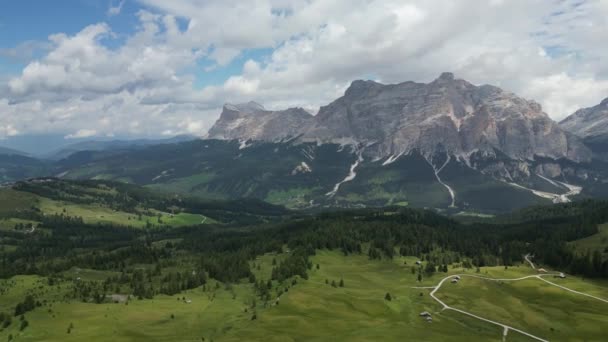 意大利Trentino Alto Adige地区Alta Badia附近的Dolomites阿尔卑斯山的空中景观 — 图库视频影像