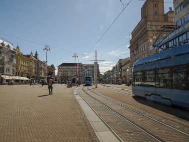 ZAGREB, CROATIA - 9 AĞUSTOS 2023 - Zagreb Hırvat mimari kent binasının ana kare tramvay detayları