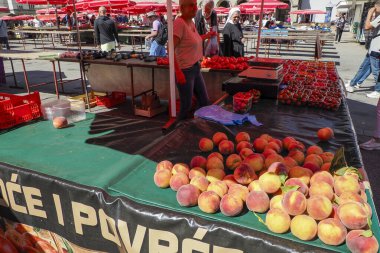 ZAGREB, CROATIA - 9 Ağustos 2023 - Sebze ürünleri ve meyvelerle dolu şehir pazarı