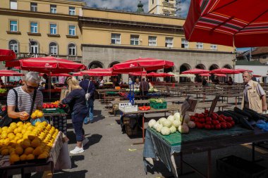ZAGREB, CROATIA - 9 Ağustos 2023 - Sebze ürünleri ve meyvelerle dolu şehir pazarı