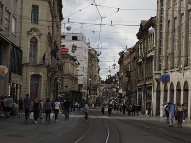 ZAGREB, CROATIA - 9 Ağustos 2023 - Zagreb 'in Hırvat mimari kent binasının ana meydanında yemek yiyen turist