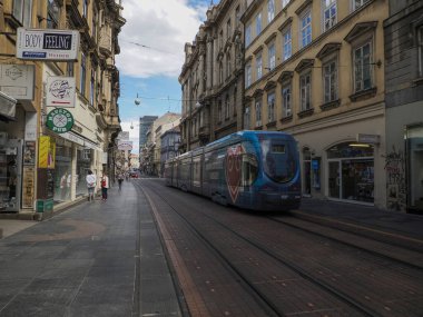 ZAGREB, CROATIA - 9 Ağustos 2023 - Zagreb 'deki Hırvat mimari kent binasında tramvay detayı