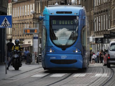 ZAGREB, CROATIA - 9 Ağustos 2023 - Zagreb 'deki Hırvat mimari kent binasında tramvay detayı
