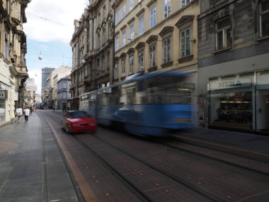 ZAGREB, CROATIA - 9 Ağustos 2023 - Zagreb 'deki Hırvat mimari kent binasında tramvay detayı