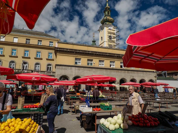 ZAGREB, CROATIA - 9 Ağustos 2023 - Sebze ürünleri ve meyvelerle dolu şehir pazarı