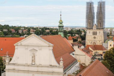 Zagreb Hırvat mimari kenti, saat kulesinden Aerial manzaralı ve katedral kubbesi restore altında