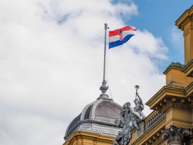 Hırvatistan bayrağı rüzgarla dalgalanıyor