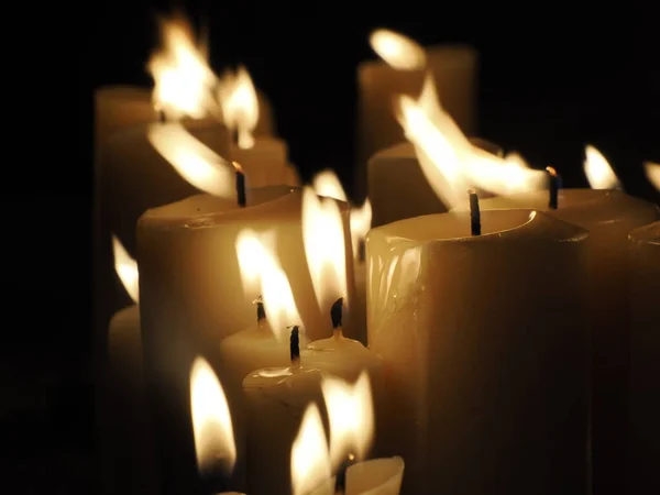 Kerzen Auf Einem Grab Allerheiligen Votivkerze Auf Dunkelschwarzem Hintergrund Der — Stockfoto