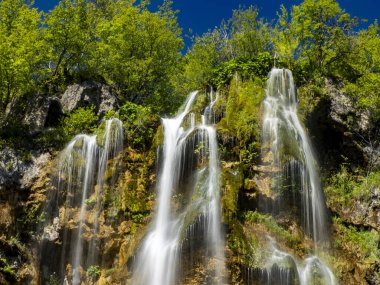 Hırvatistan 'ın Plitvice Gölleri Ulusal Parkı' ndaki su gölleri ve güzel şelalelerin yaz manzarası
