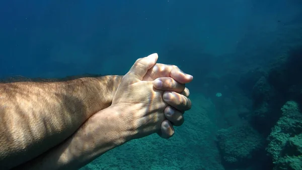Homem Uma Mulher Cruzaram Mãos Humanas Detalhes Subaquáticos — Fotografia de Stock
