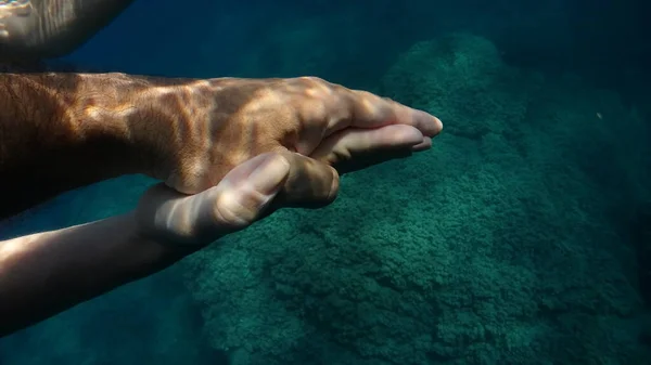 Hombre Una Mujer Cruzaron Las Manos Humanas Bajo Agua —  Fotos de Stock