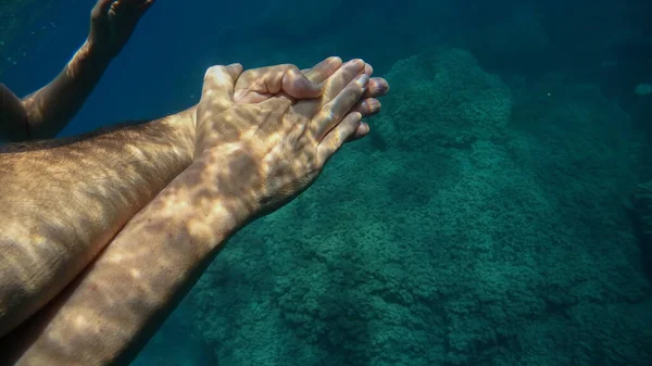 Homem Uma Mulher Cruzaram Mãos Humanas Detalhes Subaquáticos — Fotografia de Stock