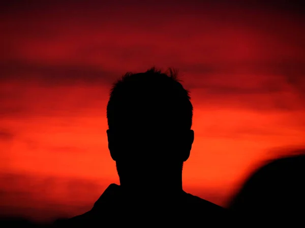 Многие Люди Силуэта Фотографируют Красный Закат — стоковое фото