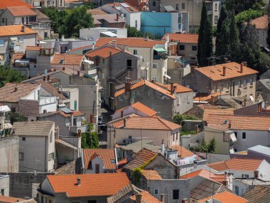 Dünya mirası sahası, Hırvatistan ve Panorama 'daki Sibenik Ortaçağ köyünün kalesinden hava manzarası