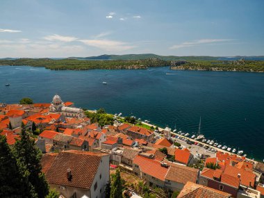 Dünya mirası sahası, Hırvatistan ve Panorama 'daki Sibenik Ortaçağ köyünün kalesinden hava manzarası