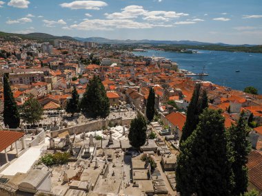 Dünya mirası sahası, Hırvatistan ve Panorama 'daki Sibenik Ortaçağ köyünün kalesinden hava manzarası