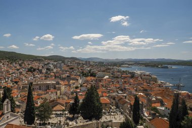 Dünya mirası sahası, Hırvatistan ve Panorama 'daki Sibenik Ortaçağ köyünün kalesinden hava manzarası
