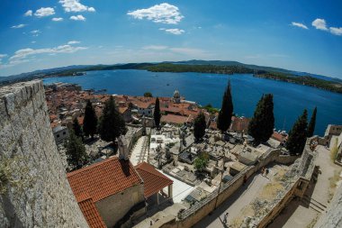 Dünya mirası sahası, Hırvatistan ve Panorama 'daki Sibenik Ortaçağ köyünün kalesinden hava manzarası