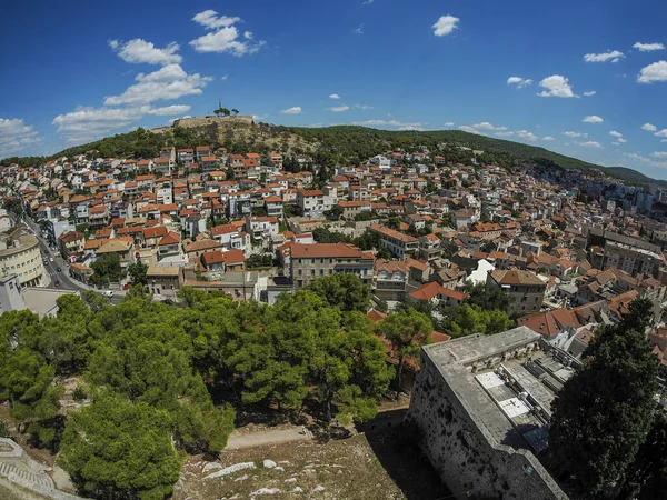 世界遺産 クロアチア パノラマの中世村の要塞からの空想的な眺め — ストック写真