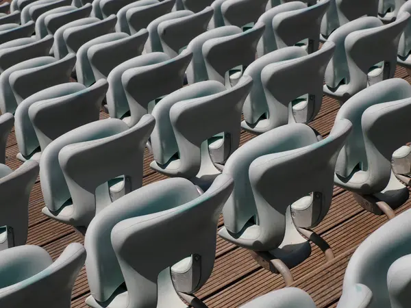 Linhas Assentos Plástico Vazios Numerados Anfiteatro Livre Muitos Lugares Teatro — Fotografia de Stock