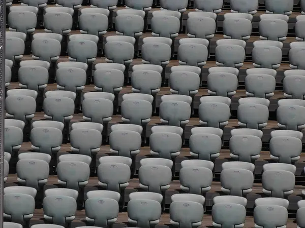Rzędy Ponumerowanych Pustych Plastikowych Siedzeń Amfiteatrze Pod Gołym Niebem Wiele — Zdjęcie stockowe