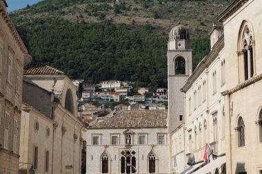 Dubrovnik Hırvatistan Ortaçağ Rektörü Sarayı Hırvat Knezev dvor İtalyan Palazzo dei Rettori 14. ve 1808 yılları arasında Ragusa Cumhuriyeti Rektörü olarak görev yapmıştır.