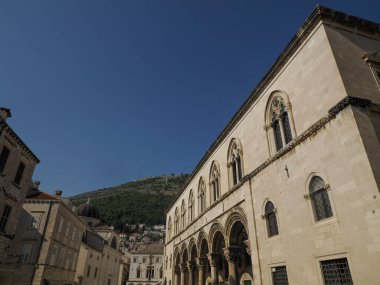 Dubrovnik Hırvatistan Ortaçağ Rektörü Sarayı Hırvat Knezev dvor İtalyan Palazzo dei Rettori 14. ve 1808 yılları arasında Ragusa Cumhuriyeti Rektörü olarak görev yapmıştır.