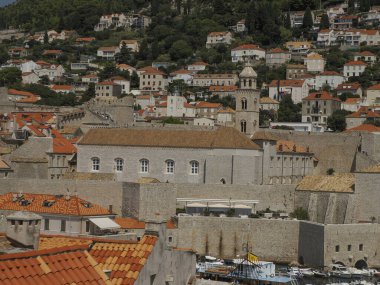 Dubrovnik Hırvatistan şehir duvarlarından ortaçağ kasaba manzarası