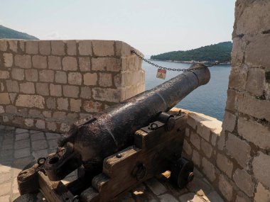 Hırvatistan 'daki Dubrovnik topu şehir duvarlarından ortaçağ kent manzaralı