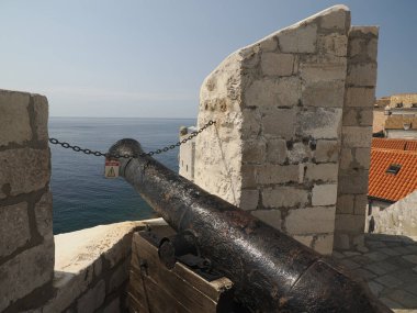 Hırvatistan 'daki Dubrovnik topu şehir duvarlarından ortaçağ kent manzaralı