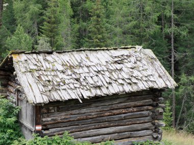 Kulübenin çatısındaki eski ahşap kiremitler, ahşap kulübe.