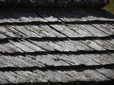 Kulübenin çatısındaki eski ahşap kiremitler, ahşap kulübe.