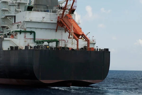 Ein Rettungsboot Rettet Das Orangefarbene Frachtschiff Containerschiff — Stockfoto