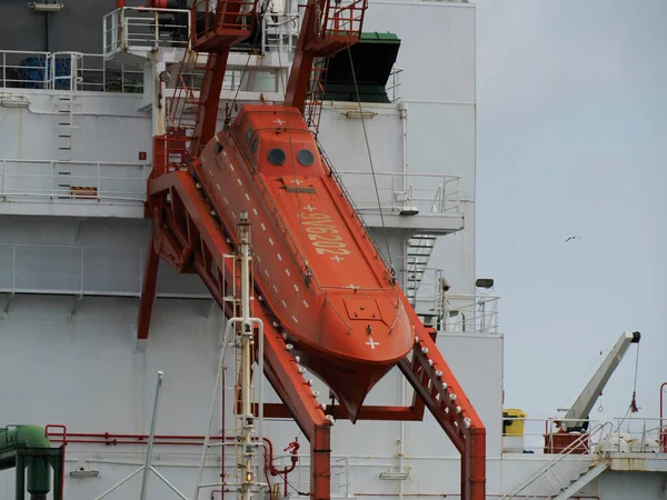 一艘救生艇救援橙色船货轮集装箱船 — 图库照片