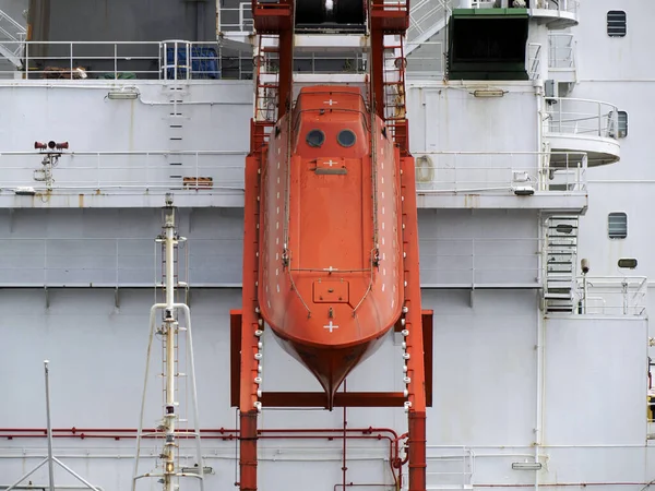 Bir Cankurtaran Botu Turuncu Bot Kargo Konteynır Gemisi — Stok fotoğraf