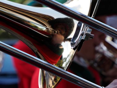 Geleneksel bant enstrümanını çalan el detayı