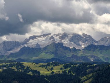 Monte Croce, Dolomitlerle dağları aşıyor. Badia Vadisi Panorama manzarası.