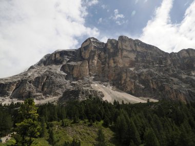 Monte Croce, Dolomitlerle dağları aşıyor. Badia Vadisi Panorama manzarası.
