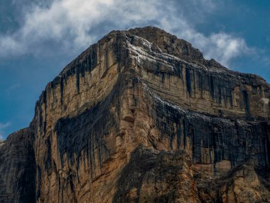 Monte Croce kayasının ayrıntıları... Dolomitlerle dağları aşıyor... Badia Vadisi manzarası...