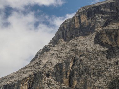 Monte Croce kayasının ayrıntıları... Dolomitlerle dağları aşıyor... Badia Vadisi manzarası...