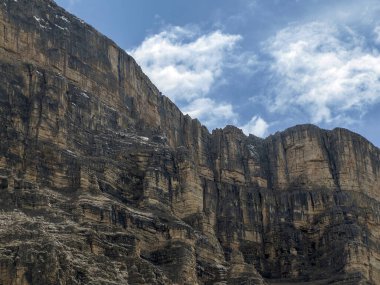 Monte Croce kayasının ayrıntıları... Dolomitlerle dağları aşıyor... Badia Vadisi manzarası...
