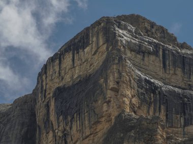 Monte Croce kayasının ayrıntıları... Dolomitlerle dağları aşıyor... Badia Vadisi manzarası...