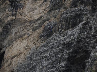 Monte Croce 'un kayalıklarına tırmanan tırmanışçılar dolomitlerle dağları aşıyor. Badia Vadisi manzarası.