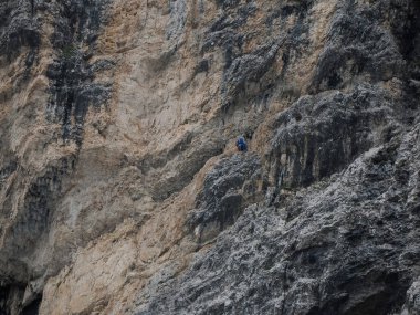 Monte Croce 'un kayalıklarına tırmanan tırmanışçılar dolomitlerle dağları aşıyor. Badia Vadisi manzarası.