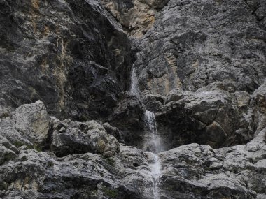 Monte Croce 'un kayalarının üzerindeki küçük şelale Dolomitler içinde dağları geçer. Badia Vadisi Panorama manzarası