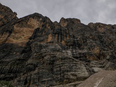 Monte Croce, Dolomitlerle dağları aşıyor. Badia Vadisi Panorama manzarası.