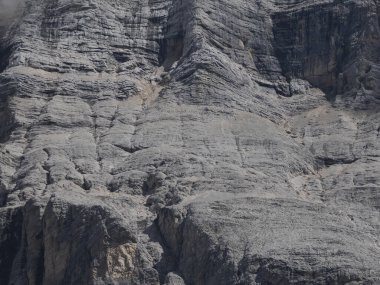 Monte Croce kayasının ayrıntıları... Dolomitlerle dağları aşıyor... Badia Vadisi manzarası...